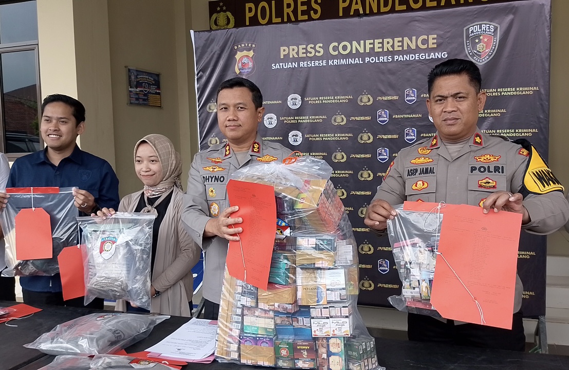 Jajaran Polres Pandeglang sedang menunjukkan barang bukti pembobolan minimarket, saat konferensi pers di Mapolres Pandeglang, Kamis (29/1).