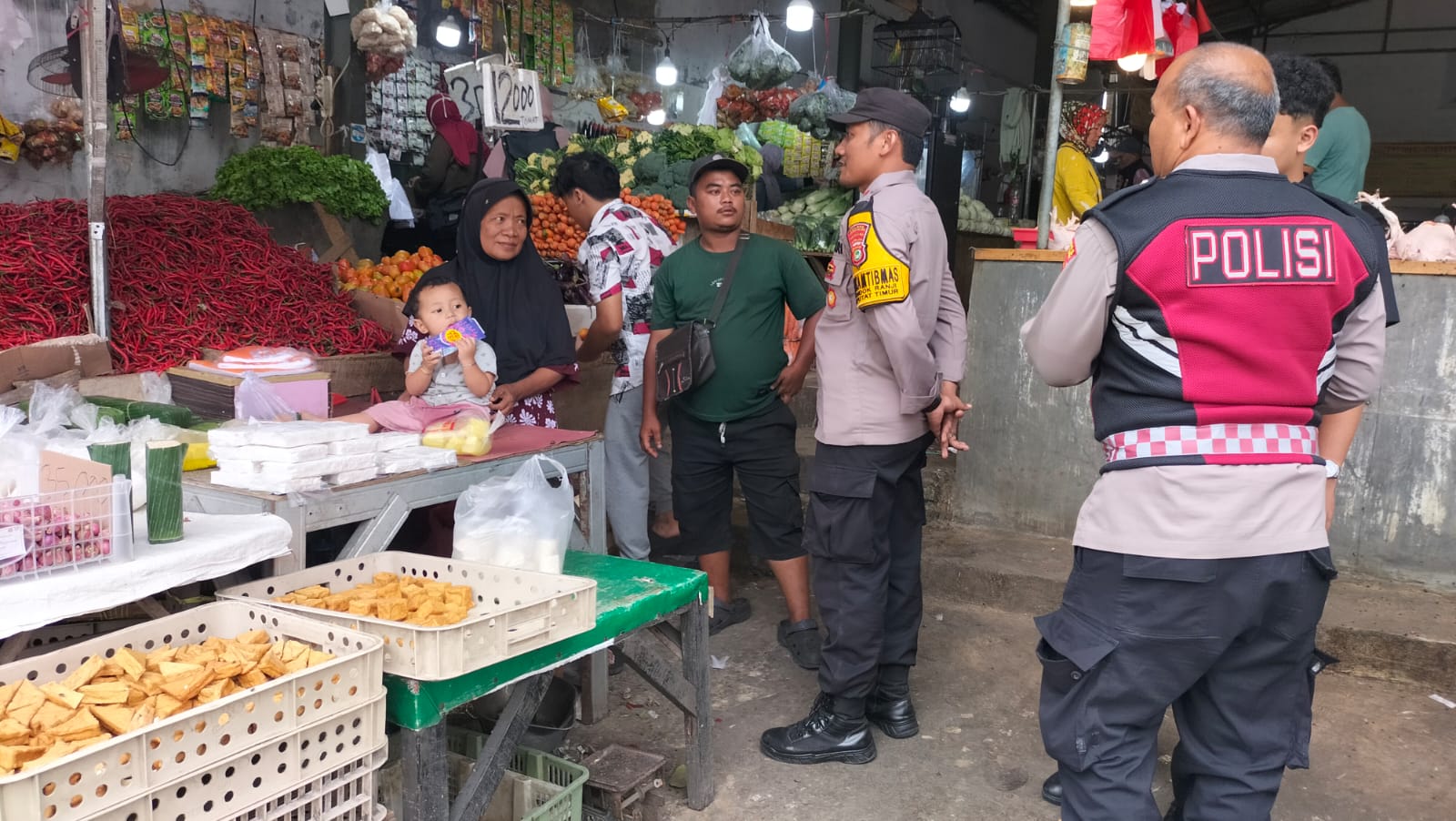 Polsek Ciputat Timur tingkatkan patroli jalan kaki, terutama di kawasan ramai guna memastikan rasa aman bagi masyarakat.