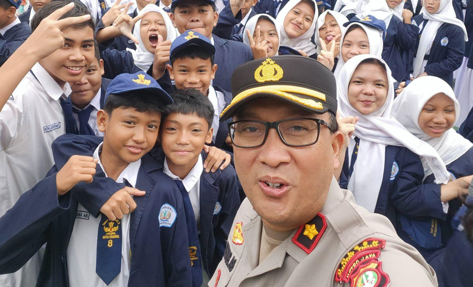 SOSIALISASI. Kapolsek Ciputat Timur, Kompol Bambang Askar Sodiq saat sosialisasikan program CETAR di SMPN 3 Kota Tangsel.