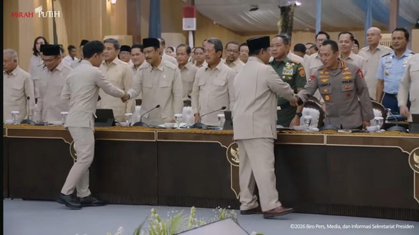 Presiden Prabowo dan Wakil Presiden Gibran sedang menyalami peswrta retret di Hambalang, Bogor pada Selasa (6/1/2026). Foto : Ist