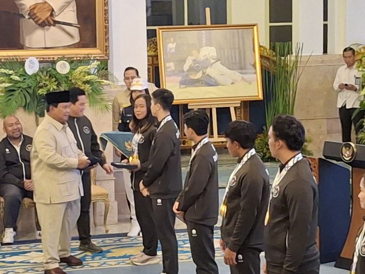 Presiden Prabowo didampingi Menpora Erick Thohir memberikan bonus keoada Atlet peraih medali di Istana Negara. Foto : Ist