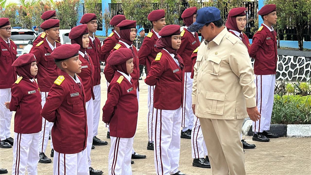 Presiden Prabowo saat berada di Kalinantan Selatan untuk meresmikan Sekolah Rakyat. Foto : Ist