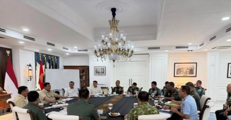 Presiden Prabowo memimpin Rapat Koordinasi dengan pimpinan TNI-Polri di Istana Negara. Foto : Ist
