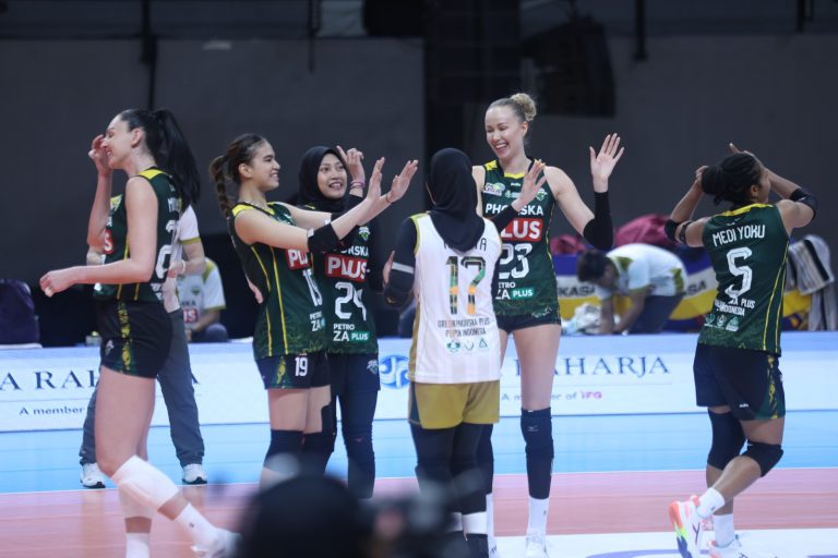 Selebrasi Gresik Phonska Plus Pupuk Indonesia saat memenangkan laga dengan Jakarta Pertamina Enduro 3-1. Foto : Ist