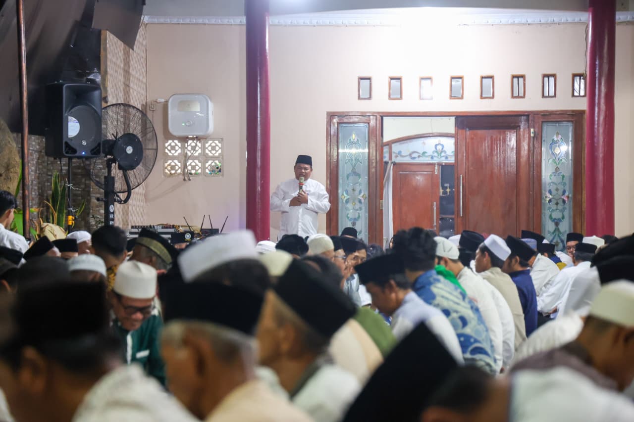 Gubernur Andra Soni ketika menghadiri Haul di lingkungan Poris, Kota Tangerang. Foto : Humas Pemprov