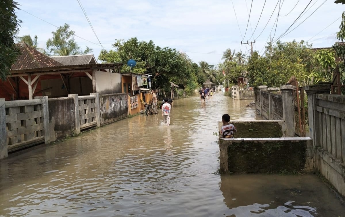 BANJIR. Kondisi banjir yang merendam ratusan rumah warga di Desa Cipedang, Kecamatan Wanasalam, Kabupaten Lebak, Minggu (4/1).