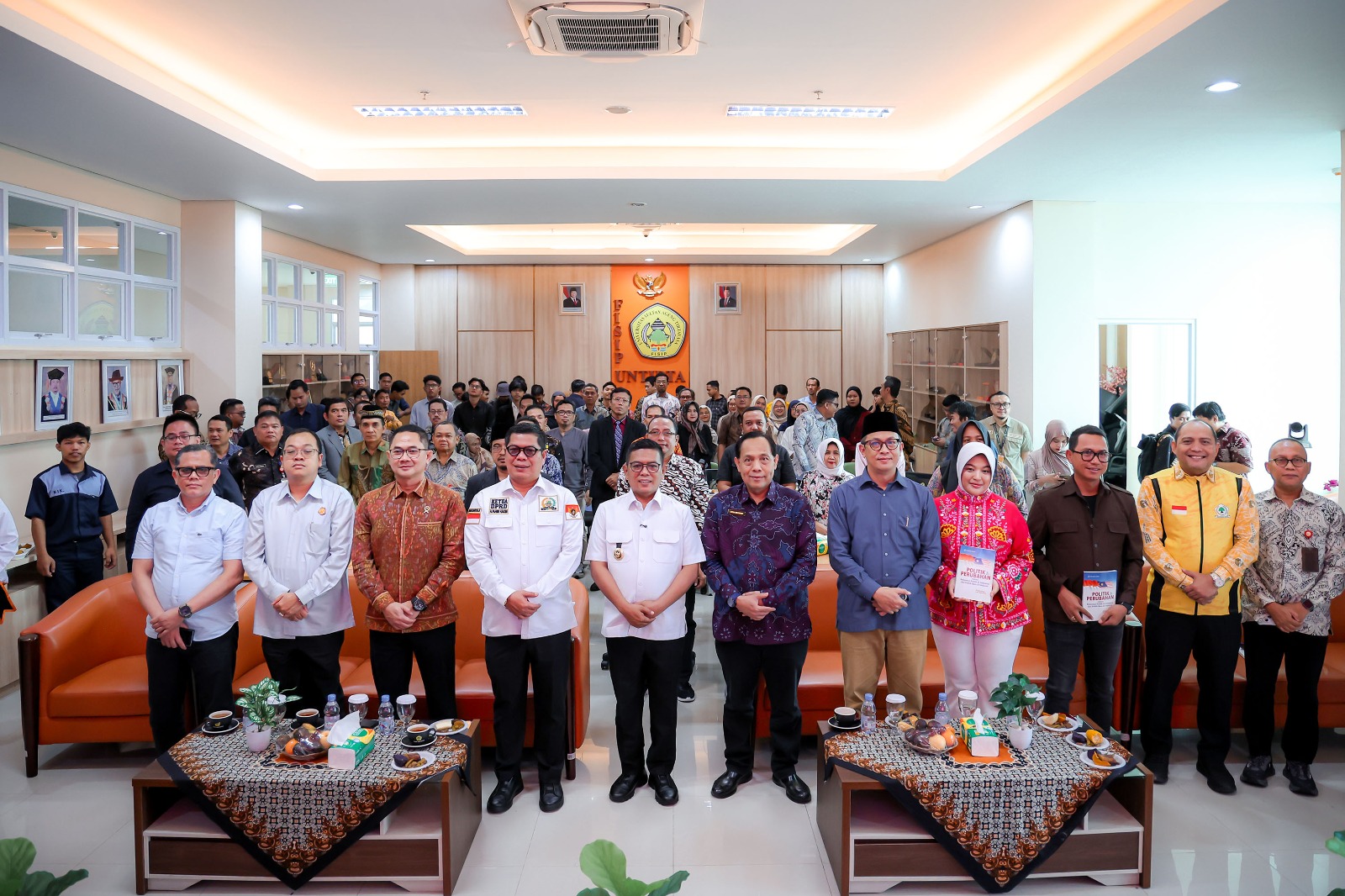 Gubernur Andra Soni saat menghadiri acara Refleksi atas Tata Kelola dan Pembangunan Daerah di FISIP Universitas Sultan Ageng Tirtayasa. Foto : Humas Pemprov