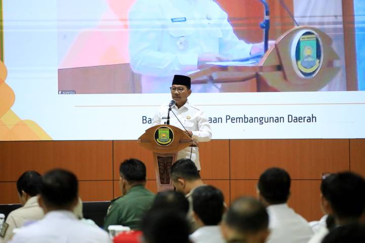 Wali Kota Tangerang, Sachrudin sedang memberikan sambutan saat membuka kegiatan Rencana Kerja Pemerintah Daerah (RKPD) Kota Tangerang Tahun 2027 di Aula Al Amanah, Gedung Pusat Pemerintahan Kota (Puspemkot) Tangerang, Rabu (21/1).