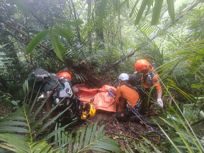 Tim Basarnas sedang mengevakuasi korban Pesawat ATR 42-500. Foto : Ist