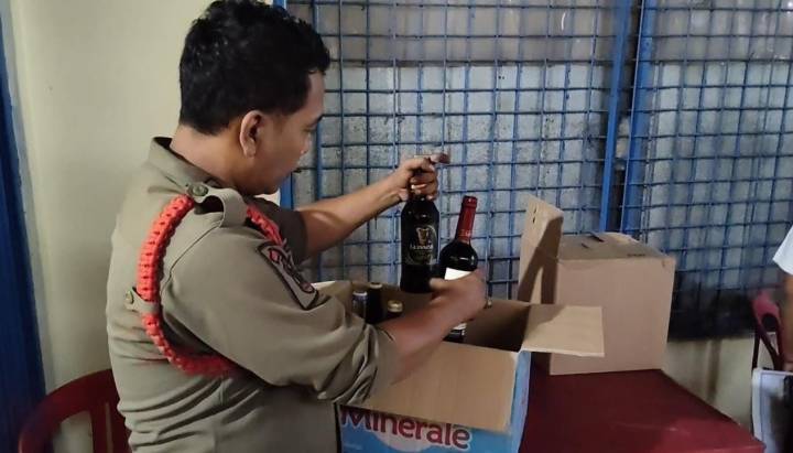 Petugas Satpol PP Kota Tangerang, Sita 77 Botol Miras di Tempat Berkedok Toko Kelontong di Kecamatan Cibodas.