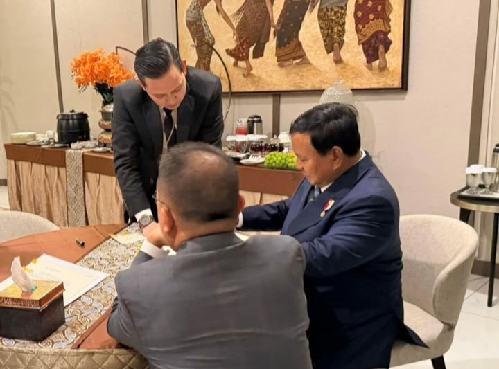 Wakil Ketua DPR Sufmi Dasco (membelakangi kamera) saat diskusi bersama Presiden Prabowo di Bandara Halim Perdana Kusuma sebelum bertolak ke Inggris dan Swiss. Foto : Ist