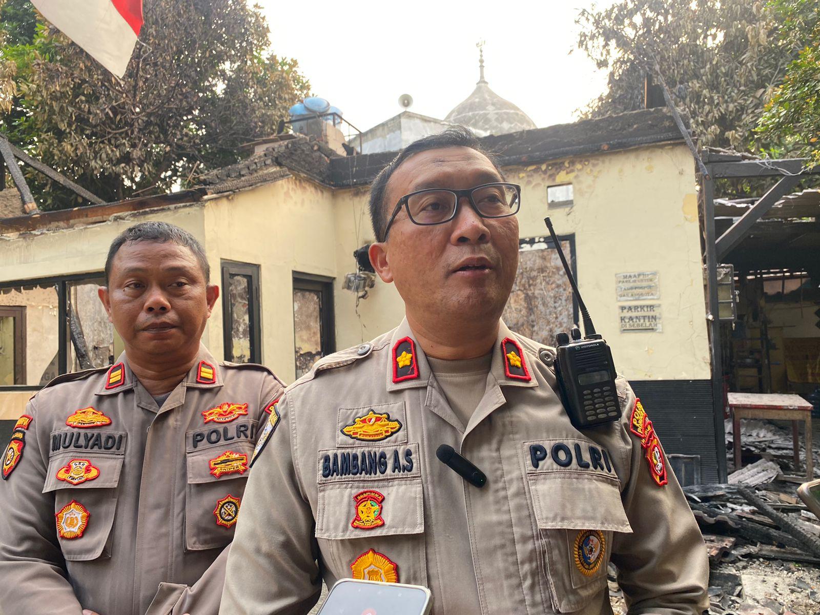 UNGKAP KASUS. Kapolsek Ciputat Timur Kompol Bambang Askar Sodiq sedang berikan keterangan pers terkait penangkapan penjual obat terlarang.