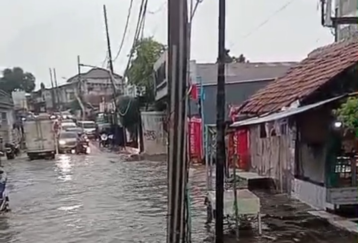 Jalan Raya Ceger yang terdampak genangan air. Foto : Ist