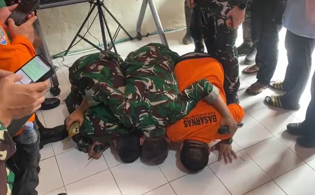 Tim SAR sujud syukur usai ke 10 korban pesawat ATR 42-500 ditemukan semua. Foto : Ist