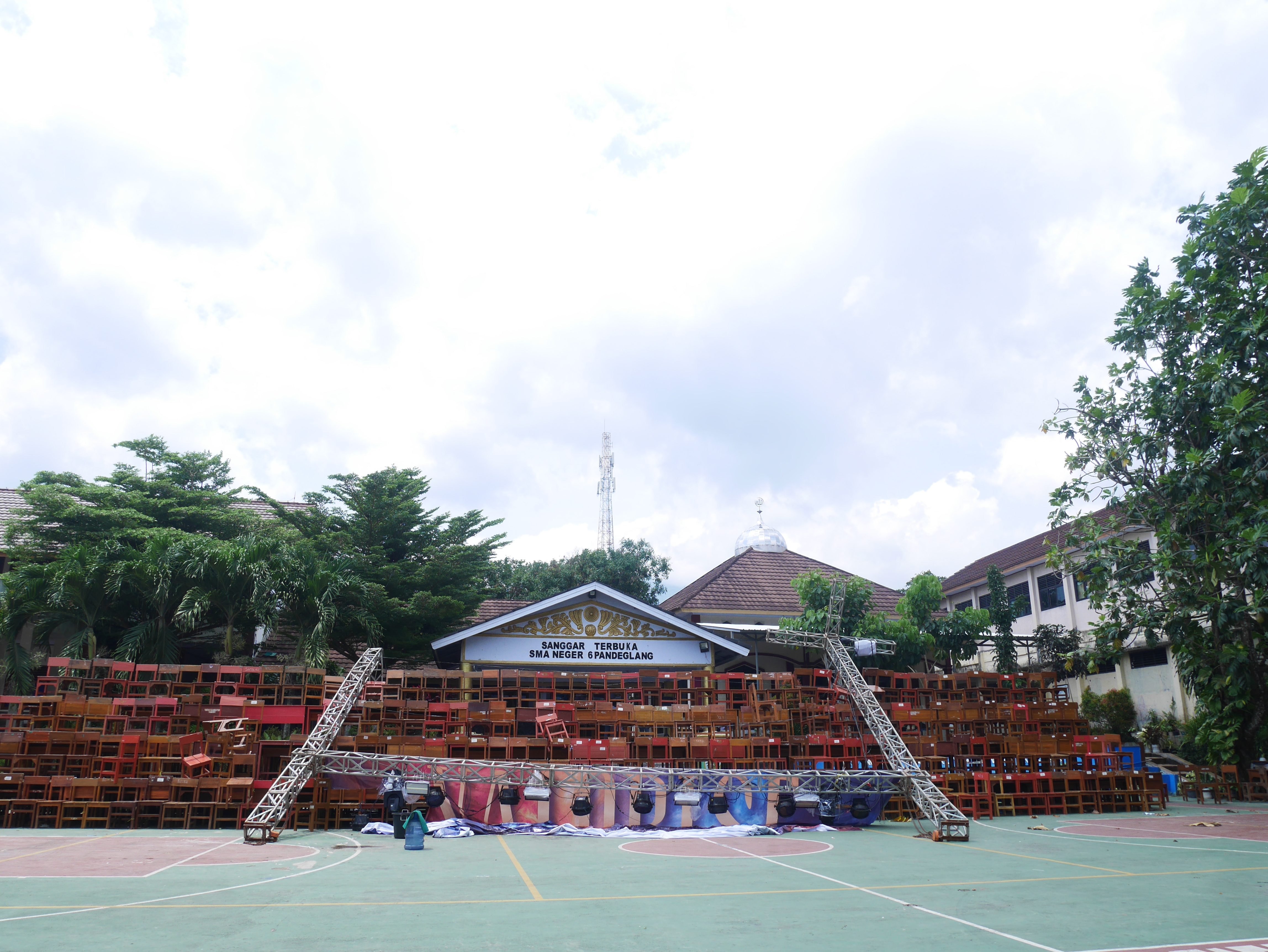Kondisi tiang lampu yang roboh di lapangan SMAN 6 Pandeglang, Sabtu (24/1/2026). Dalam peristiwa itu enam siswa mengalami luka di bagin kepala dan kaki(Ari Supriadi/tangselpos.id)