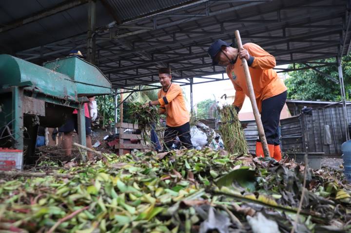 Petugas TPST Neroktog memasukan sampah ke alat pencacah sampah untuk dijadikan kompos, Kamis (8/1).