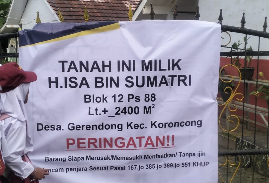 Pelajar SDN 1 Gerendong, sedang membaca tulisan penyegelan di baliho yang menghalangi gerbang masuk ke gedung SDN 1 Gerendong, di Desa Gerendong, Kecamatan Koroncong, Kabupaten Pandeglang, beberapa waktu lalu.