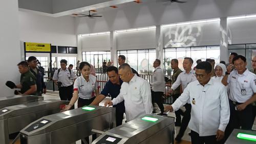 Menhub Dudy Purwagandhi (no 2 dari kiri) dan Gubernur Banten Andra Soni (kanan) saat acara peresmian Stasiun Jatake. Foto : Ist