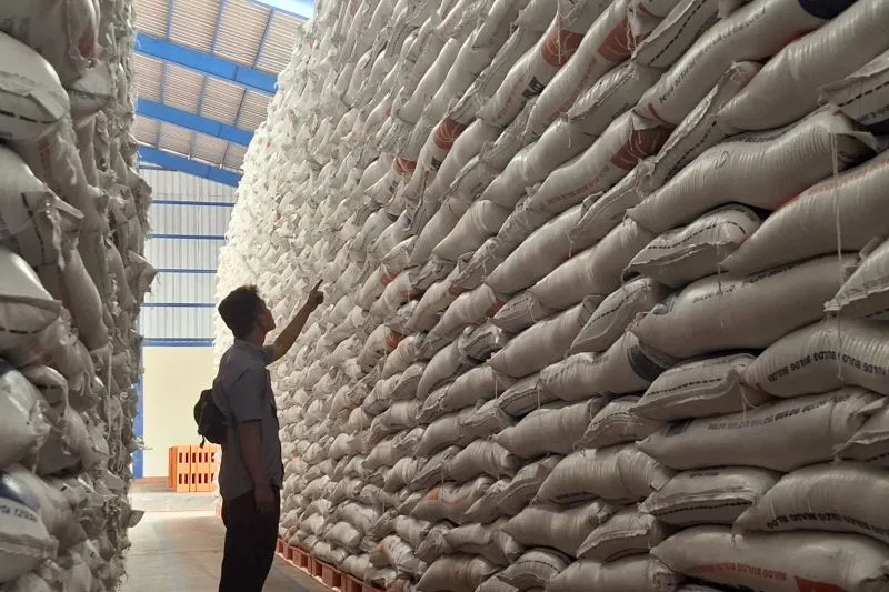 Stok beras di gudang Bulog. Foto : Ist