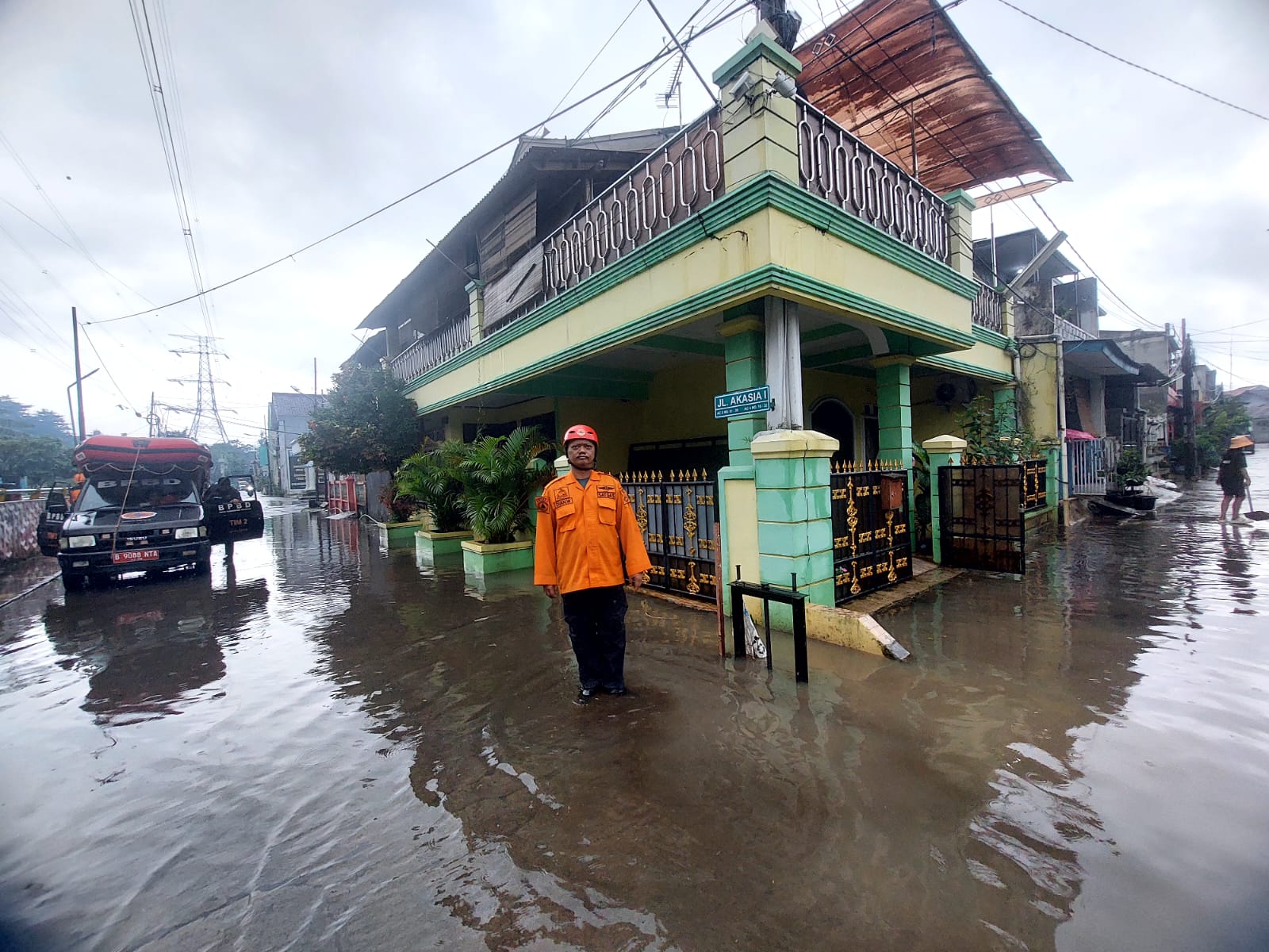 BPBD Tangsel saat memantau rendaman banjir di Reni Jaya, Pamulang, Selasa (12/1)