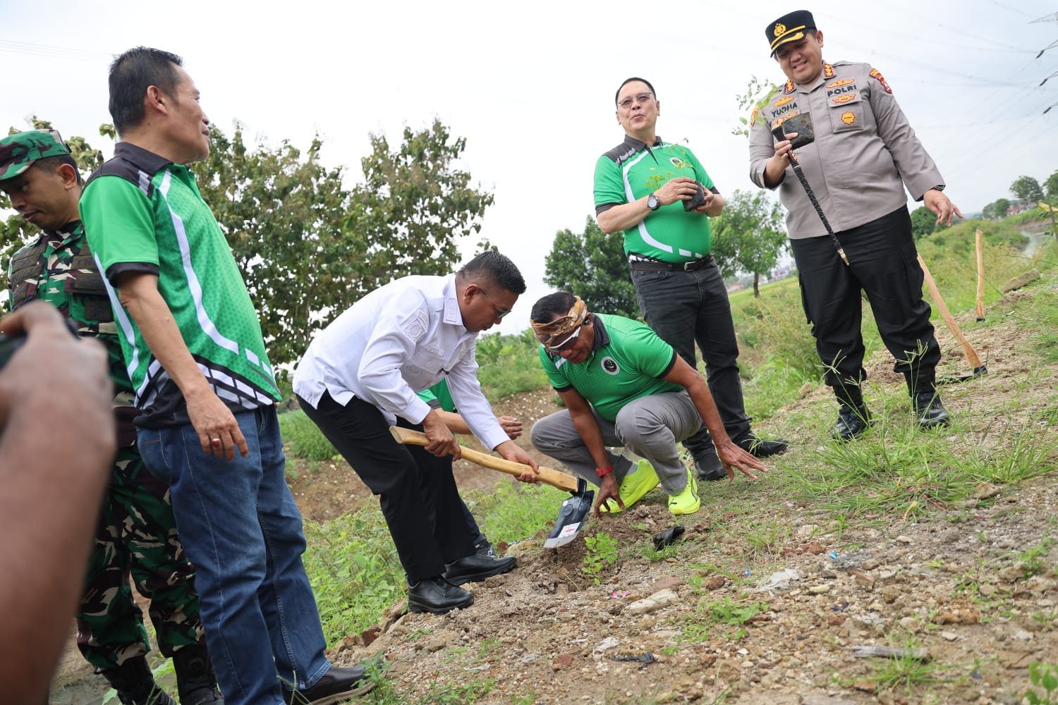 Gubernur Andra Soni melakukan penanaman pohon di bantaran Kali Bedeng Kasemen, Lingkungan BBS Pengayoman, Kelurahan Sukadana, Kecamatan Kasemen, Kota Serang, Sabtu (24/1/2026). Foto : Humas Pemprov