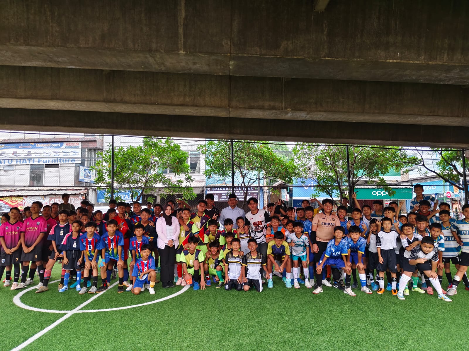 Taman Bacaan Masyarakat (TBM) Kolong menggelar Kolong Fun Futsal di bawah Flyover Ciputat, Minggu (18/1). (Ist)
