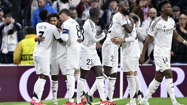 Selebrasi skuad Real Madrid usai bekuk Atletico Madrid 2-1. Foto : Ist