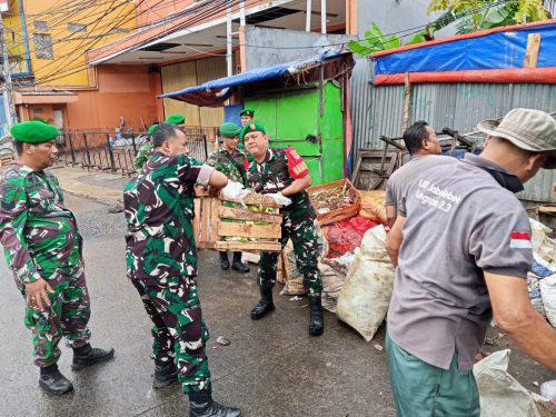 Kodim 0506/Tangerang melaksanakan aksi nyata peduli lingkungan dengan membersihkan sampah di kawasan Jalan Dewi Sartika, Kelurahan Ciputat, Sabtu (17/1).