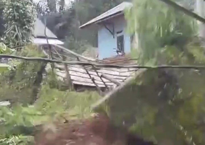 TPT telah mengalami ambruk, membuat kondisi rumah warga Kampung Cibenyer Tengah, Desa Parakanbeusi, Kecamatan Bojongmanik, Kabupaten Lebak, terancam ikut ambruk