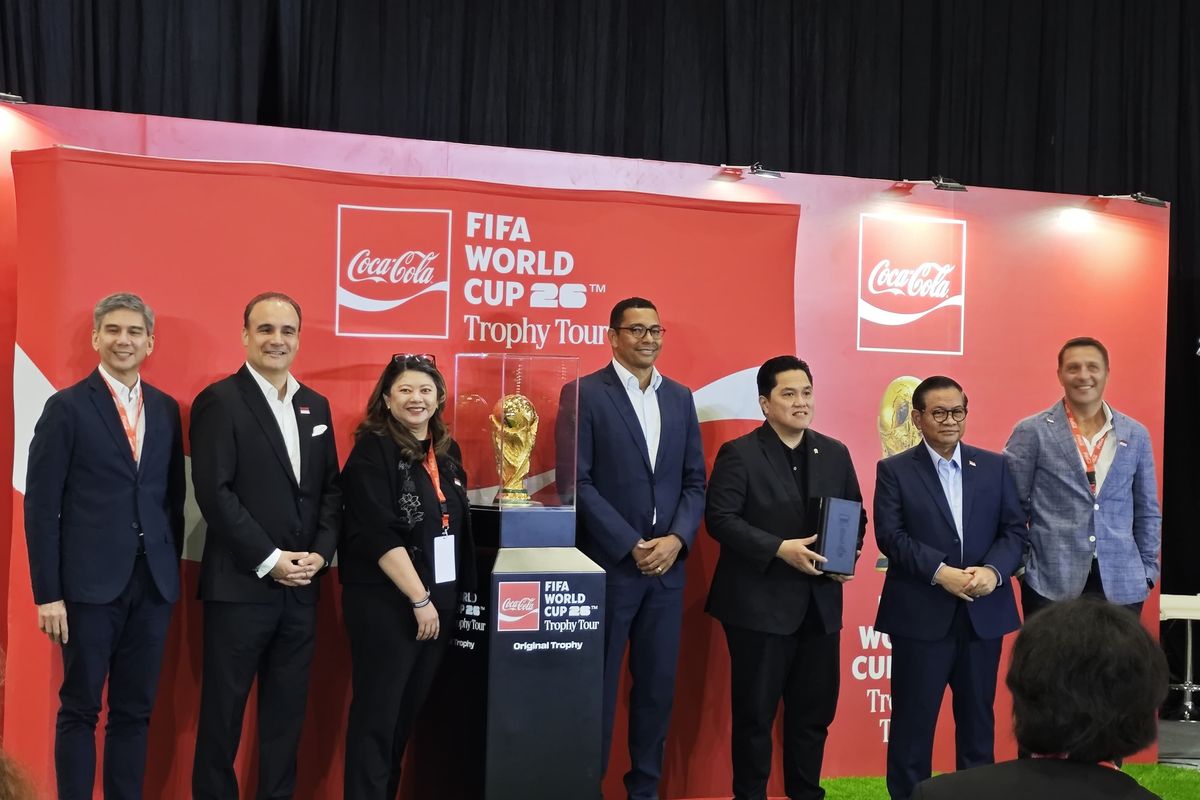 Menpora Erick Thohir (no 3 dari kanan)  dan Gubernur Pramono (no 2 dari kanan) saat menghadiri acara FIFA World Cup 2026 Trophy Tour. Foto ::Ist