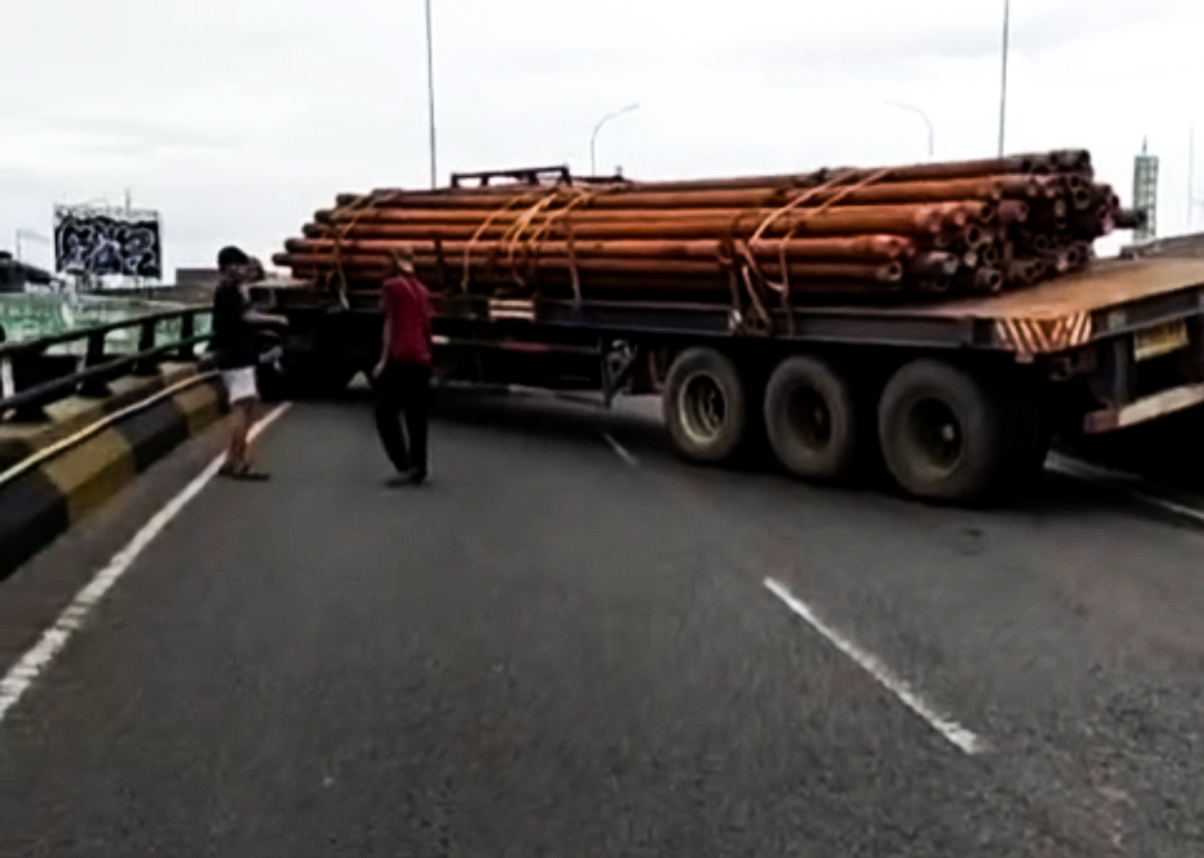 Sebuah truk kontainer bermuatan besi terlihat melintang menutup badan jalan di Flyover Ciputat, Kamis (8/1) pagi. (Dok. Polsek Ciputat Timur)