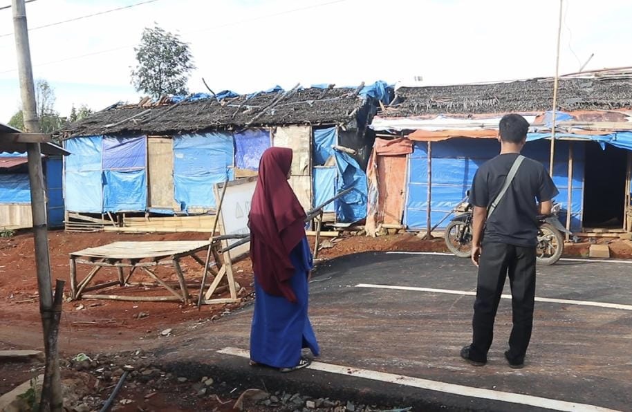PERBATASAN. Sejumlah warga saat melihat perbatasan antara Kabupaten Lebak, Provinsi Banten dengan di kawasan Huntara tepatnya di Lebak Gedong, Kabupaten Lebak.
