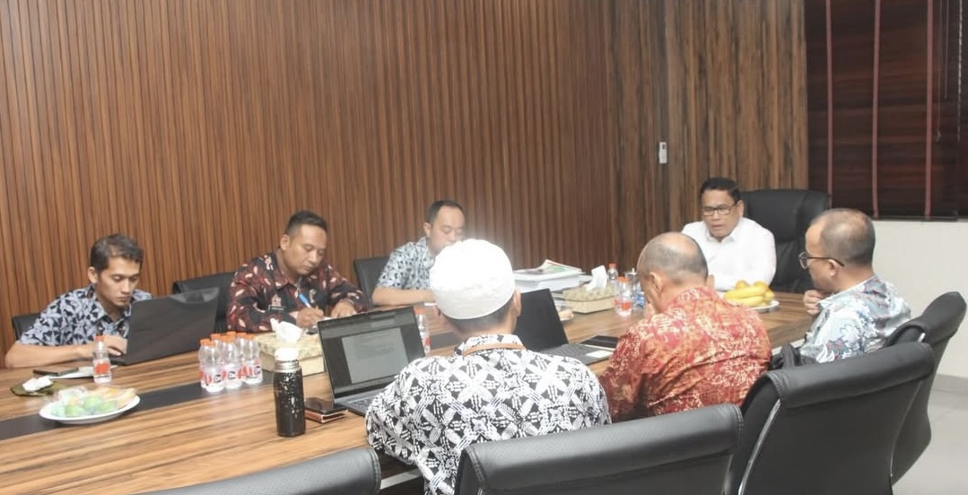 RAPAT KOORDINASI. Wabup Lebak Amir Hamzah sedang memimpin rapat koordinasi terkait peningkatan mutu pendidikan, penanganan siswa bermasalah, dan pengelolaan dana BOS, bersama jajaran Disdik Lebak, di ruang kerja Wabup Lebak, Kamis (8/1).