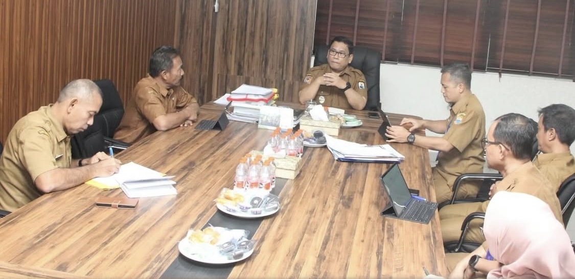 Wabup Amir Hamzah sedang melakukan Rakor Bidang Kebencanaan bareng para OPD terkait, di ruang kerjanya, Selasa (26/1). Dalam Rakor tersebut, Wabup menekankan agar OPD sinergi dan respon cepat dalam menghadapi bencana.