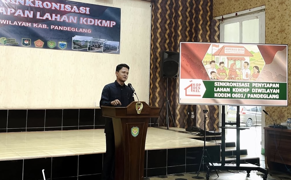 SAMBUTAN. Wabup Iing Andri Supriadi sedang memberikan sambutan, saat melakukan rapat rapat sinkronisasi penyiapan lahan Kopdes Merah Putih, di Aula Kodim 0601/Pandeglang, beberapa waktu lalu.