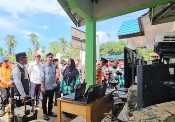 Wapres Gibran melihat rumah terdampak banjir di Balangan, Kalimantan Selatan. Foto : Ist