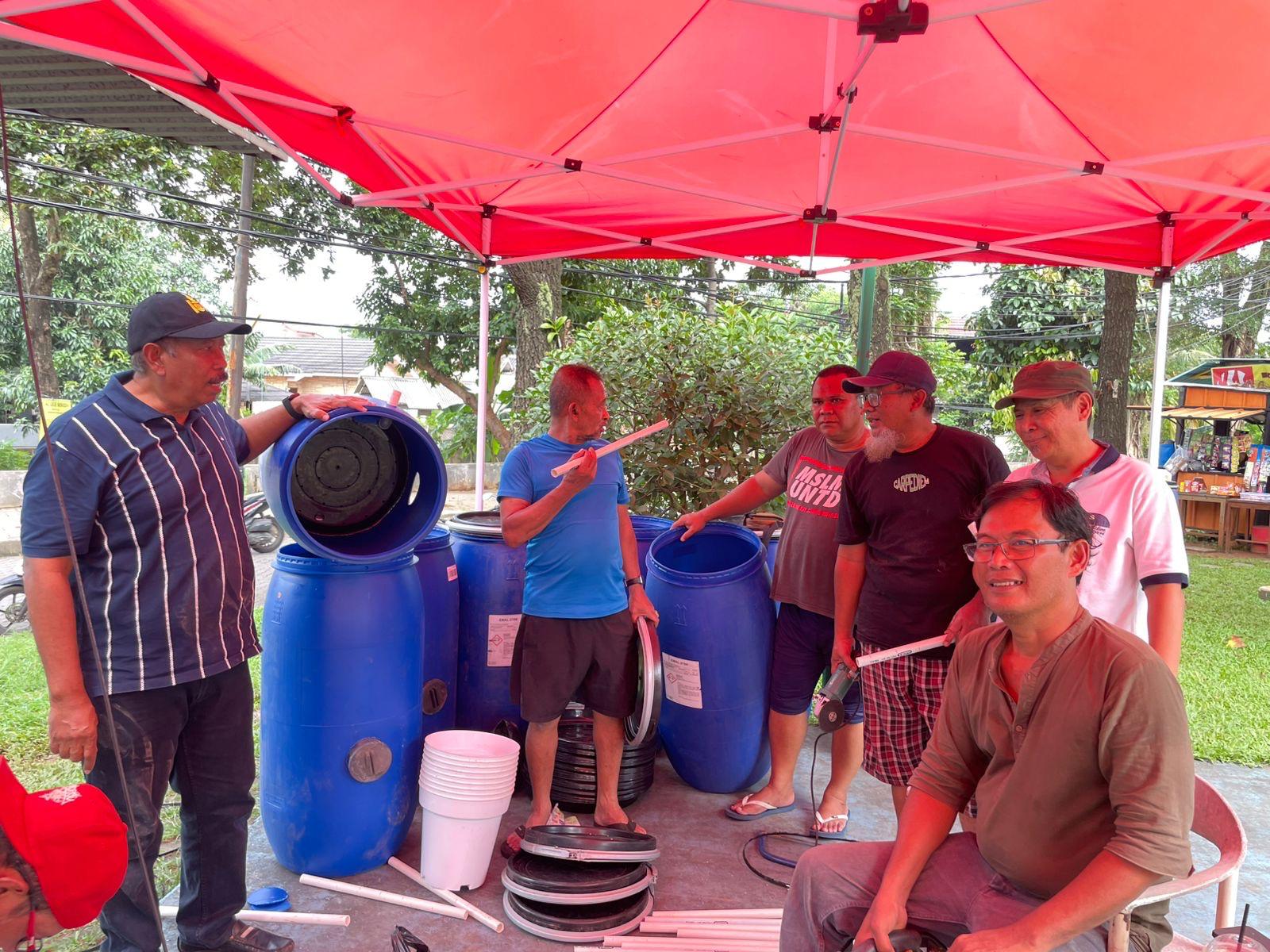 INOVASI. Warga Kelurahan Serua, Kecamatan Ciputat, menunjukkan langkah nyata dengan menyulap tong penampung air menjadi komposter untuk mengolah sampah organik secara mandiri.