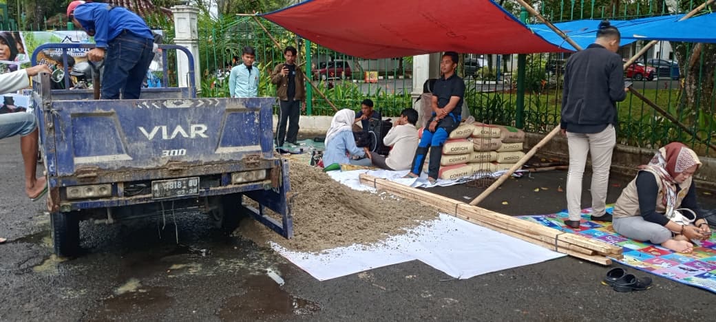 POSKO. Aliansi masyarakat Lebakgedong, Kabupaten Lebak, membuat posko galang dana untuk pembangunan Huntap korban bencana alam tahun 2020, di depan kantor Bupati Lebak, Rabu (14/1).