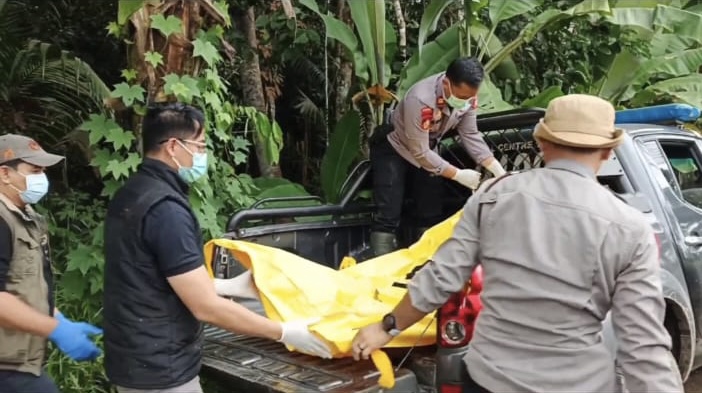 EVAKUASI. Pihak kepolisian sedang mengevakuasi mayat laki-laki yang ditemukan di pinggir sungai Cilemer, tepatnya di Kampung Bojongloa, Desa Geredug, Kecamatan Bojong, Kabupaten Pandeglang, Kamis (22/1).
