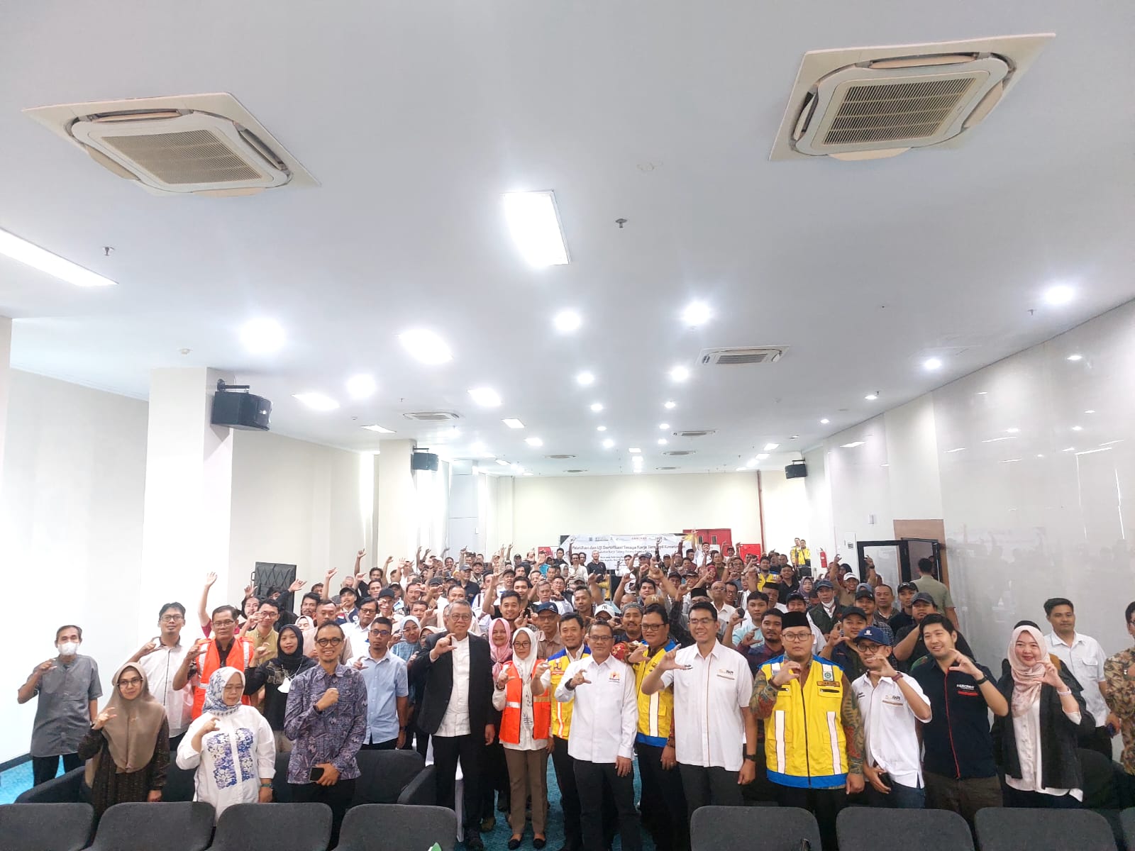 Pelatihan dan Uji Sertifikasi Kompetensi Tenaga Kerja Terampil Konstruksi bidang pemasangan baja ringan. (tangselpos.id/rmn)