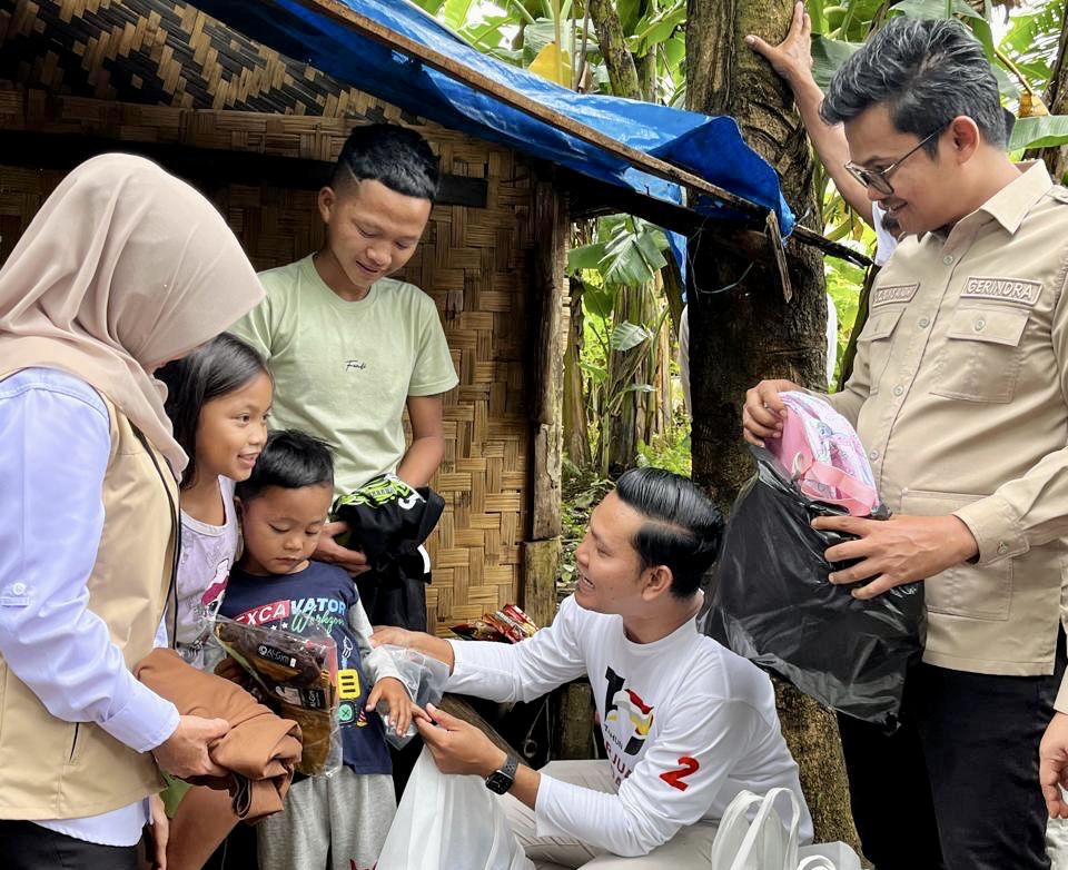 BERI BANTUAN. Ketua DPC Partai Gerindra Pandeglang Fikri Pebriansyah, bersama Bupati Pandeglang dan jajaran lainnya, sedang memberikan bantuan logistik, membangunkan rumah dan lainnya, kepada 4 bersaudara yang tinggal di gubuk reot, di Kampung Kubang, Desa Pejamben, Kecamatan Carita, Kabupaten Pandeglang, beberapa waktu lalu.