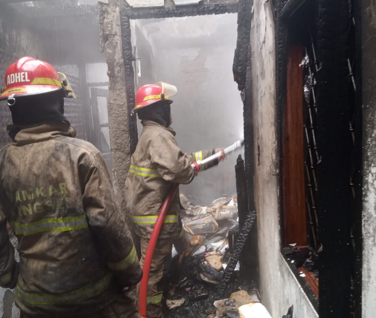 Kebakaran melanda sebuah rumah tinggal dua lantai di Perumahan Bukit Cireundeu. Foto : Ist