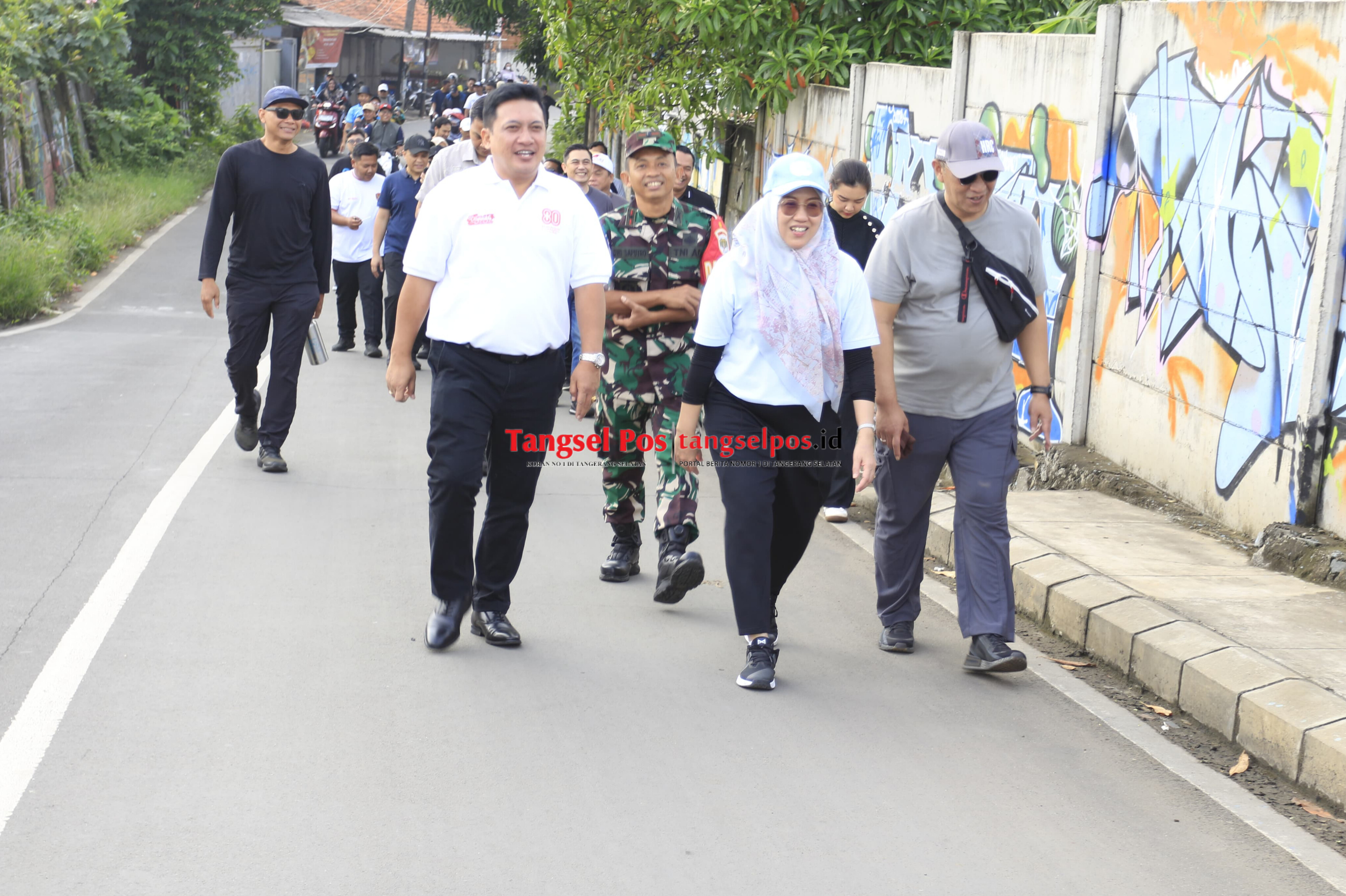 Sekretaris Daerah (Sekda) Kota Tangsel, Bambang Noertjahjo memimpin pasukan gotong royong memungut dan membersihkan sampah di wilayah Pondok Aren, Rabu (4/2). (tangselpos.id/rmn)