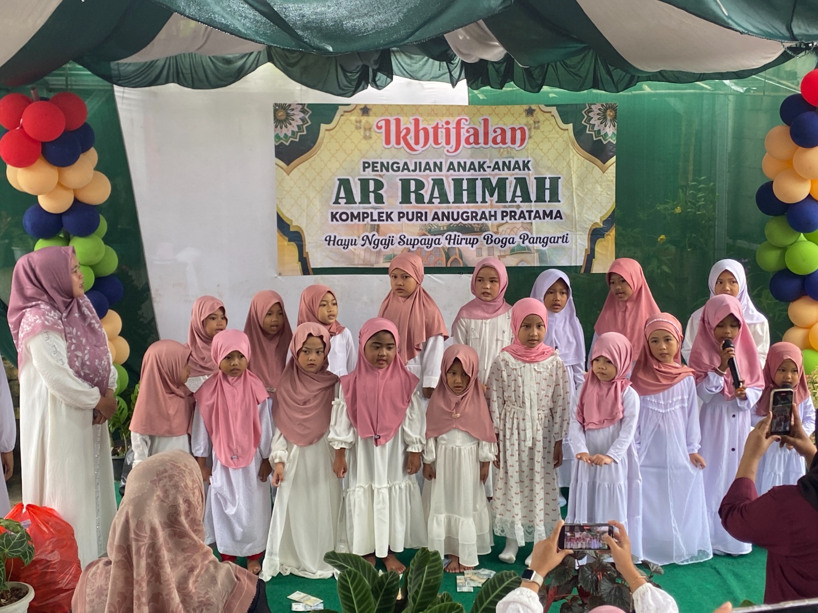 Sebelum satu persatu para murid pengajian Ar Rahman tampil di atas panggung, terlebih dahulu perwakilan kelompok anak-anak berselawat, di acara Ikhtifalan di lingkungan Komplek PAP, Minggu (8/2).