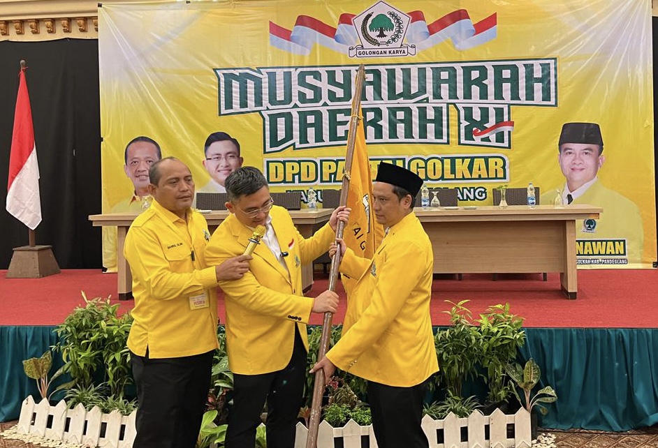 SERAHKAN PATAKA. Ketua DPD Partai Golkar Banten Andika Hazrumy, menyerahkan bendera pataka Partai Golkar kepada Ketua DPD Partai Golkar Pandeglang terpilih Tb Agus Khatibul Umam, di acara Musda XI DPD Partai Golkar Pandeglang, di salah satu hotel di Pandeglang, Senin (16/2).