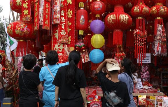 Warga ramai menyerbu Kawasan Glodok untuk membeli pernak-pernik Imlek. Foto : Ist