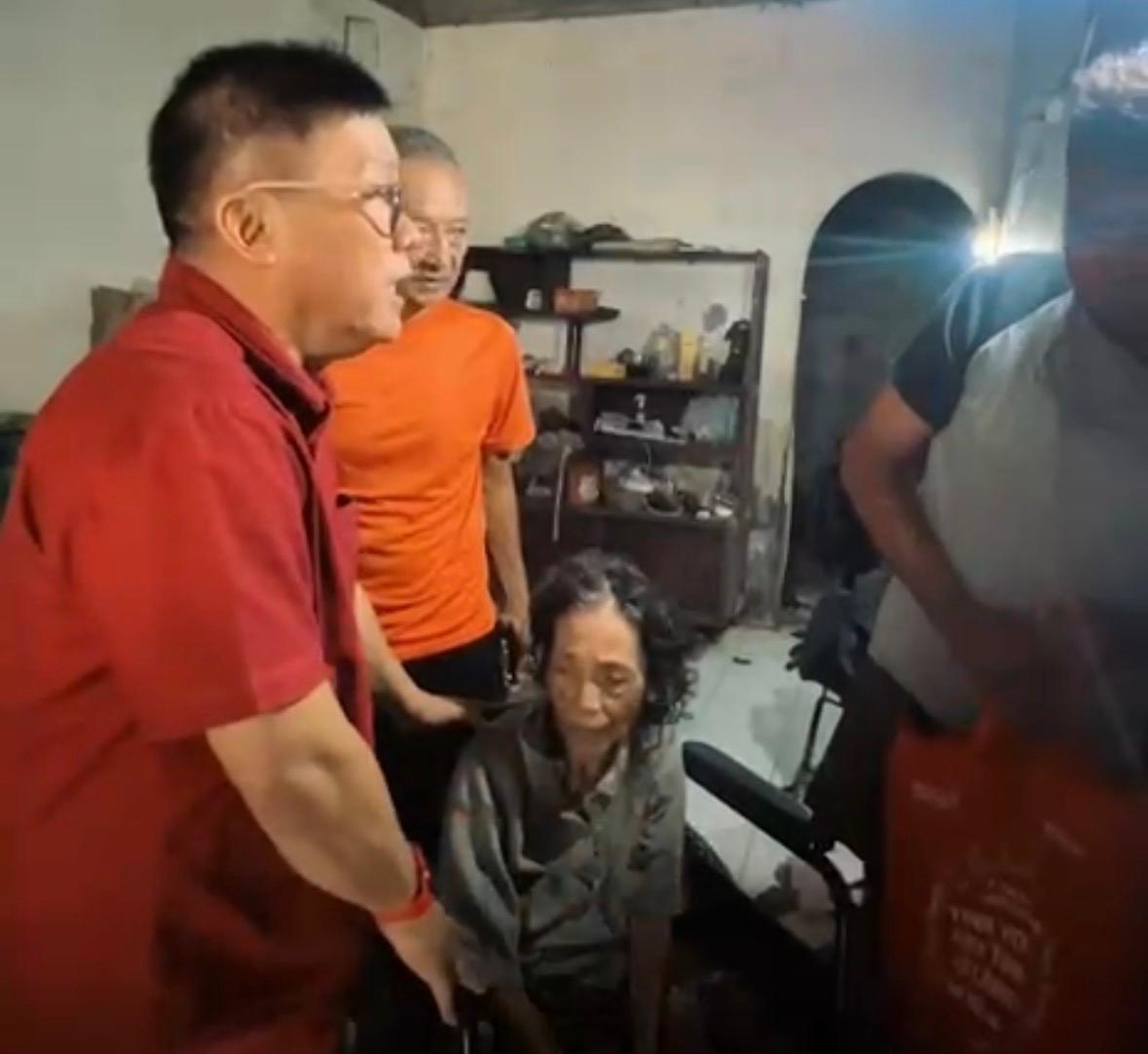 Ketua Komis III DPRD Provinsi Banten Iwan Rahayu saat menjenguk langsung warga Pamulang yang sedang sakit.