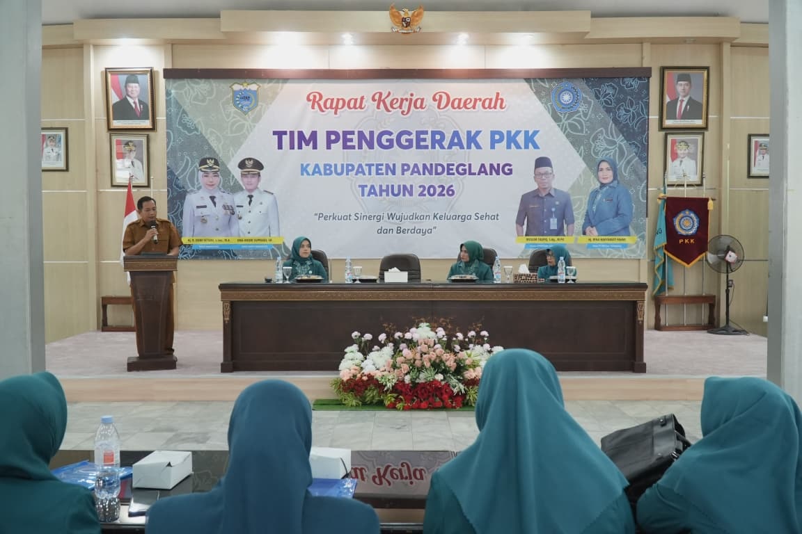 BERI ARAHAN. Asda I bidang Pemkesra Setda Pandeglang Doni Hermawan, sedang memberikan arahan saat acara Rakerda TP-PKK Kabupaten Pandeglang, di Aula Pendopo Negara Bupati Pandeglang, Selasa (10/2).