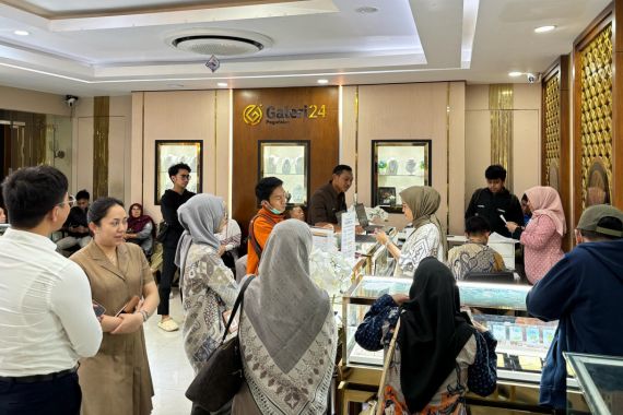 Ramainya calon pembeli emas batangan. Foto : Ist