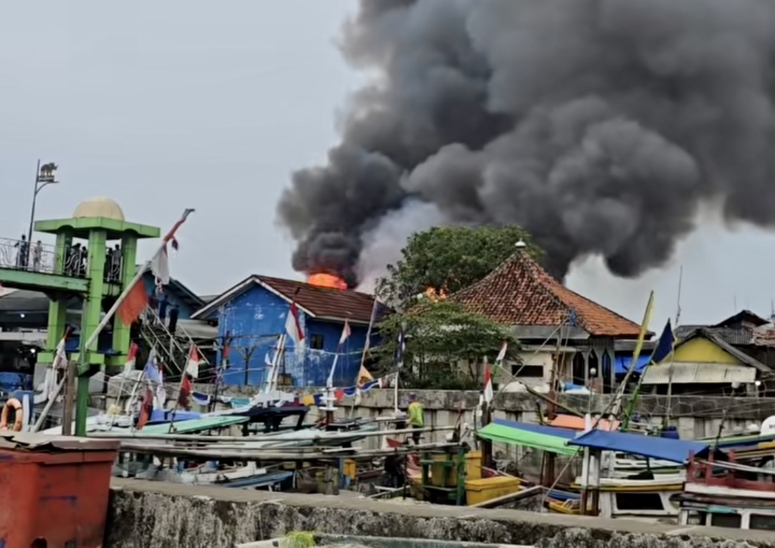ASAP TEBAL. Suasana kejadian bencana kebakaran yang melanda pasar ikan Labuan, di Desa Labuan, Kecamatan Labuan, Kabupaten Pandeglang. Terlihat korban api yang diselimuti asap hitam tebal, Minggu (22/2).